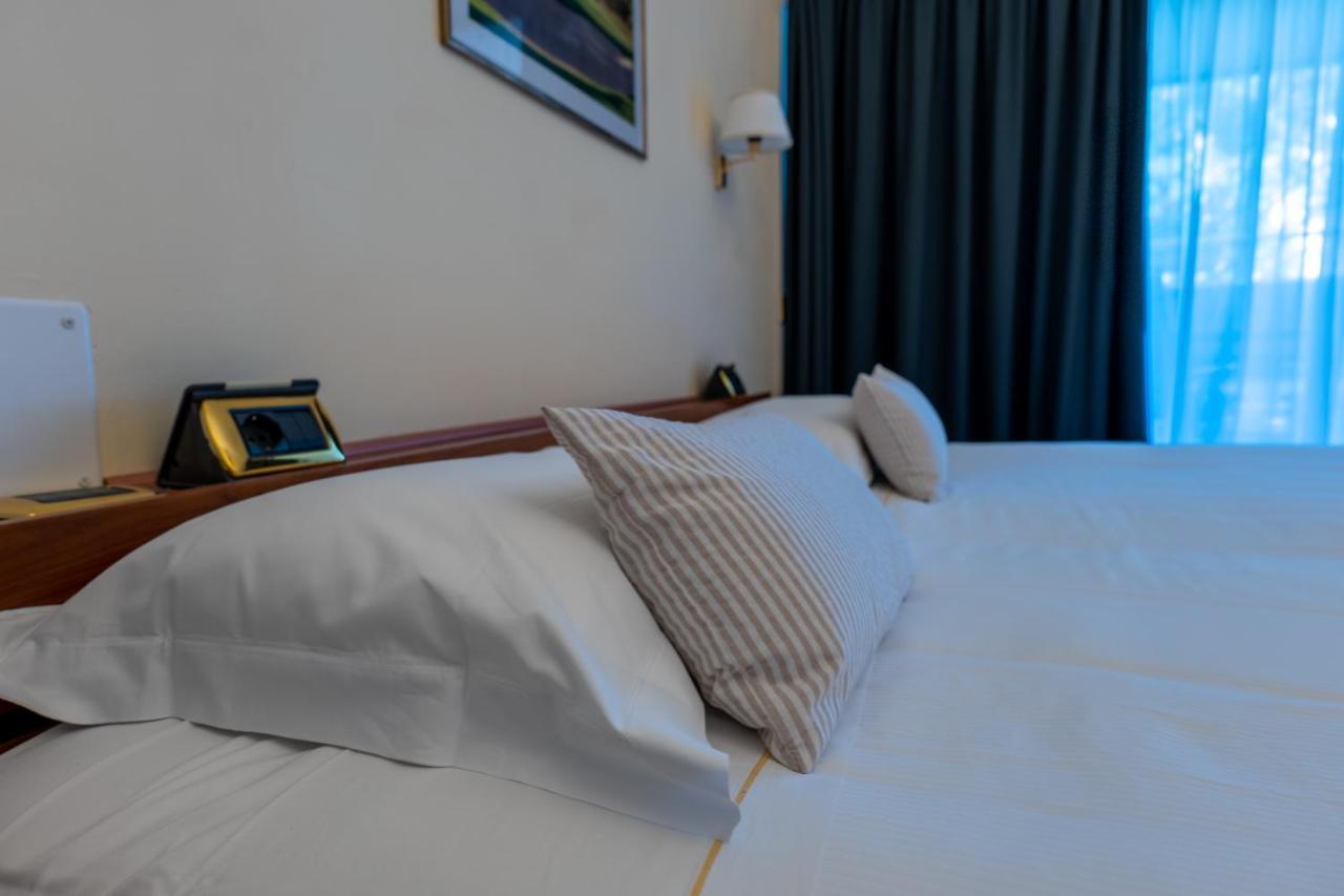 Golf Hotel La Pinetina Appiano Gentile Exterior photo