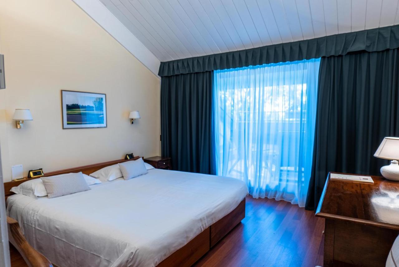 Golf Hotel La Pinetina Appiano Gentile Exterior photo