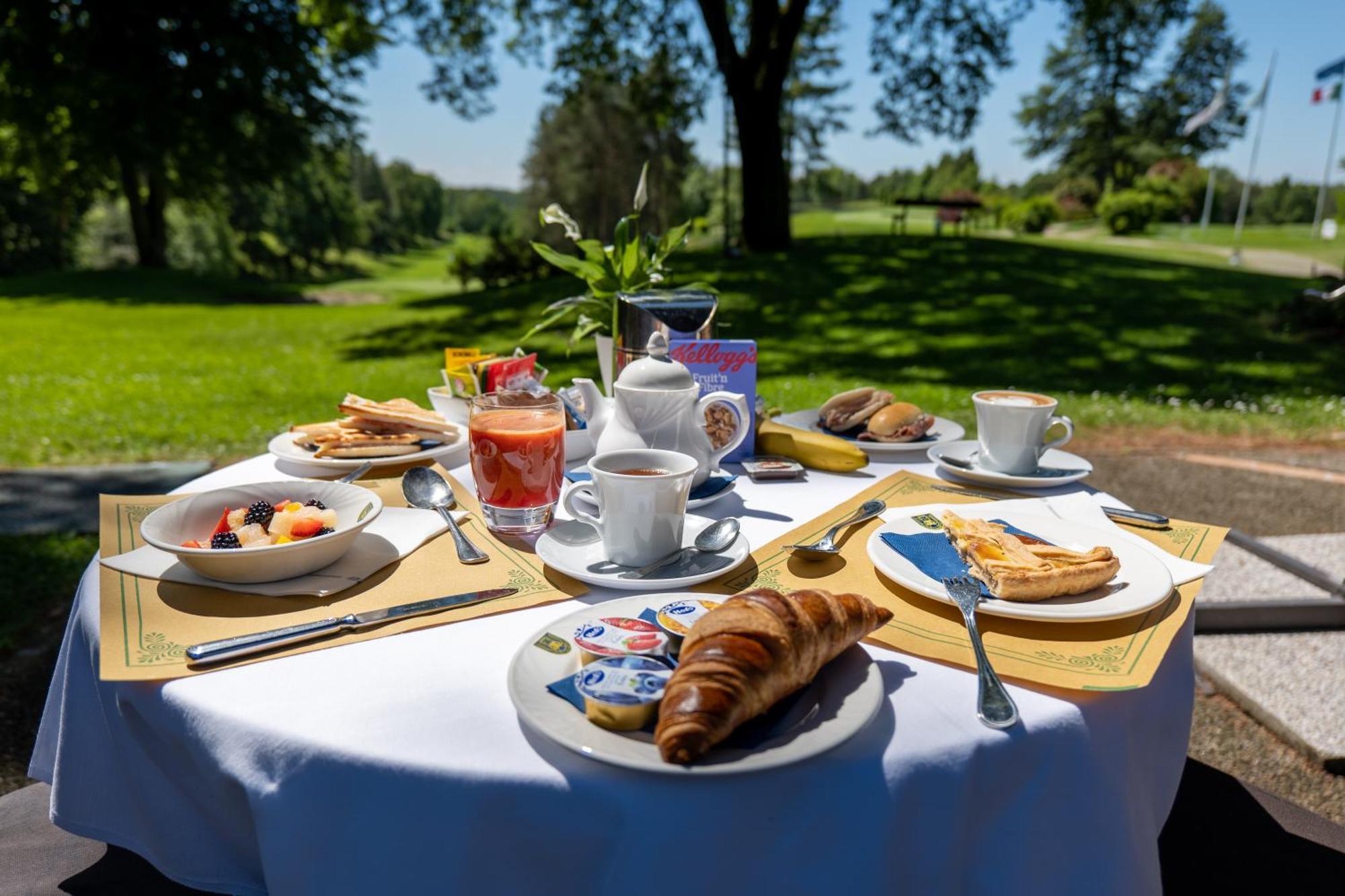 Golf Hotel La Pinetina Appiano Gentile Exterior photo