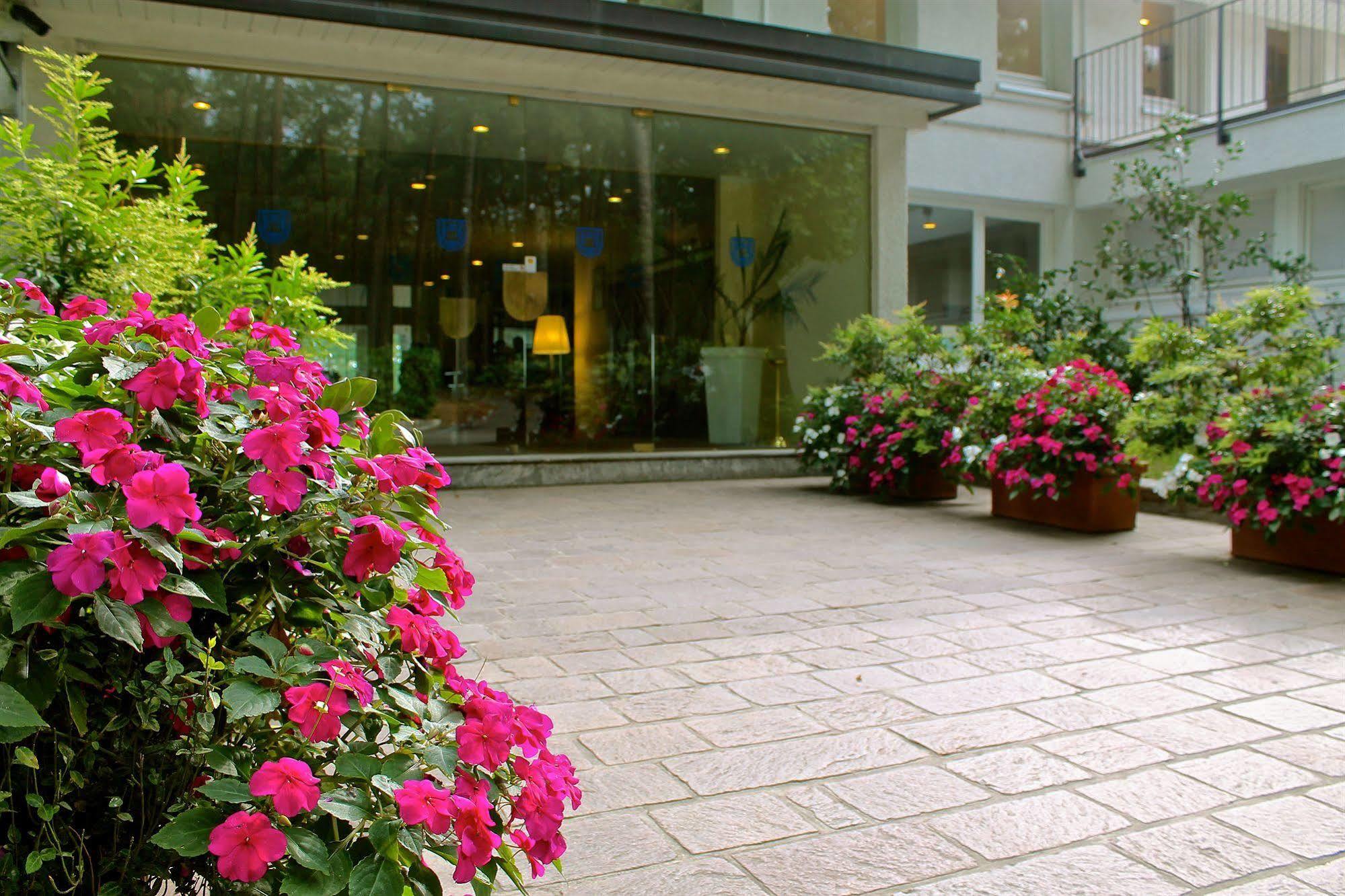 Golf Hotel La Pinetina Appiano Gentile Exterior photo