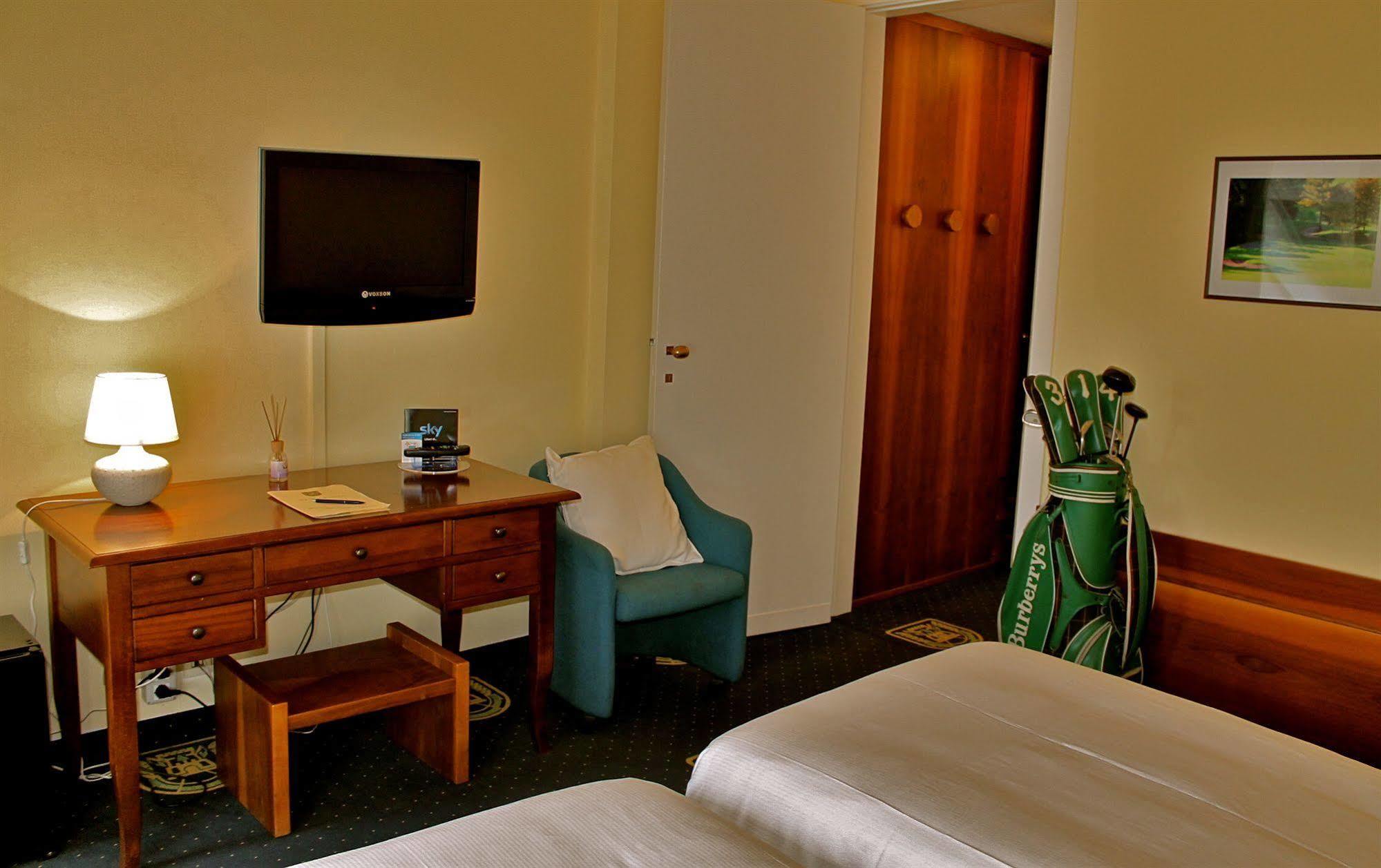 Golf Hotel La Pinetina Appiano Gentile Exterior photo