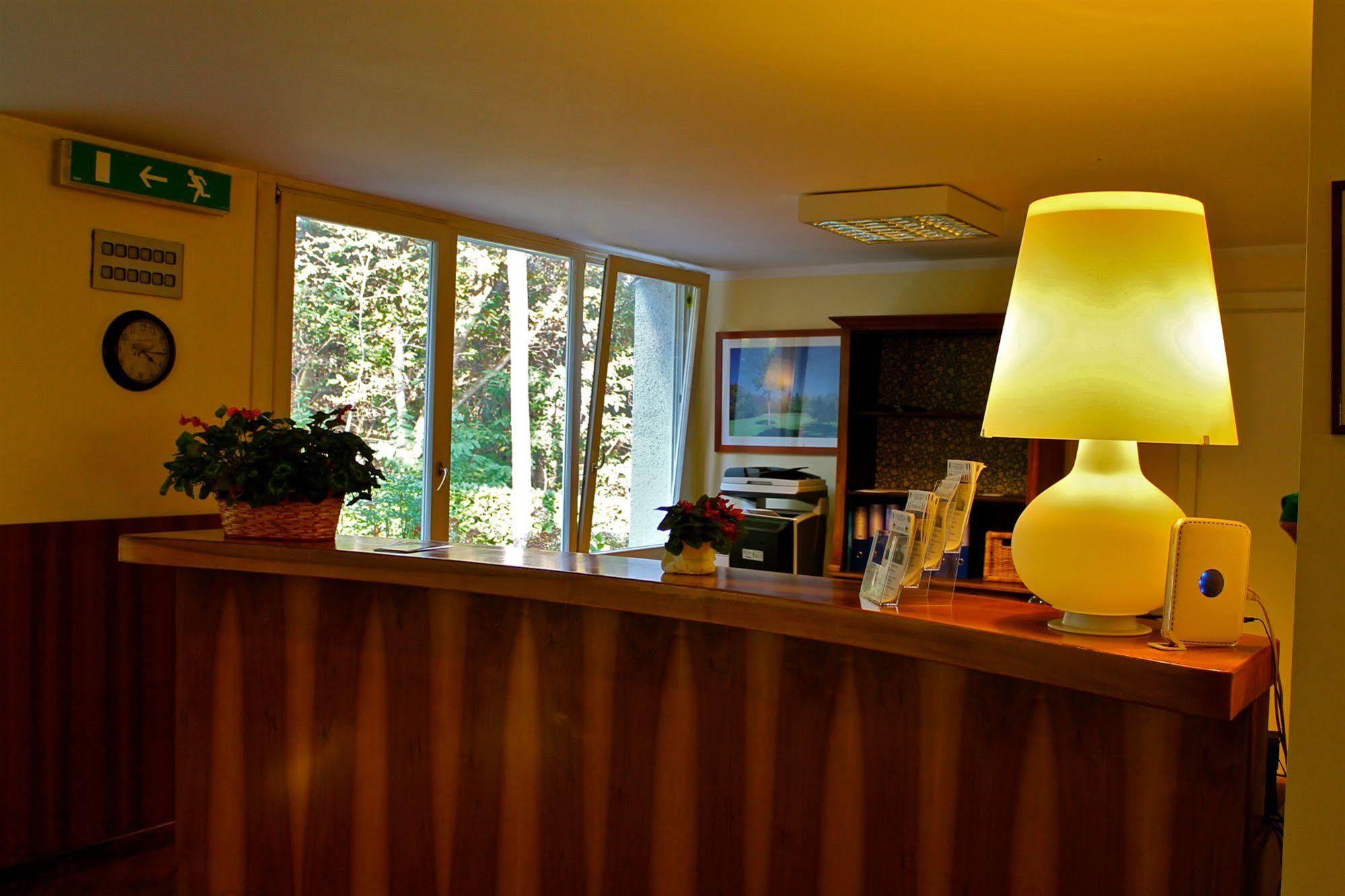 Golf Hotel La Pinetina Appiano Gentile Exterior photo