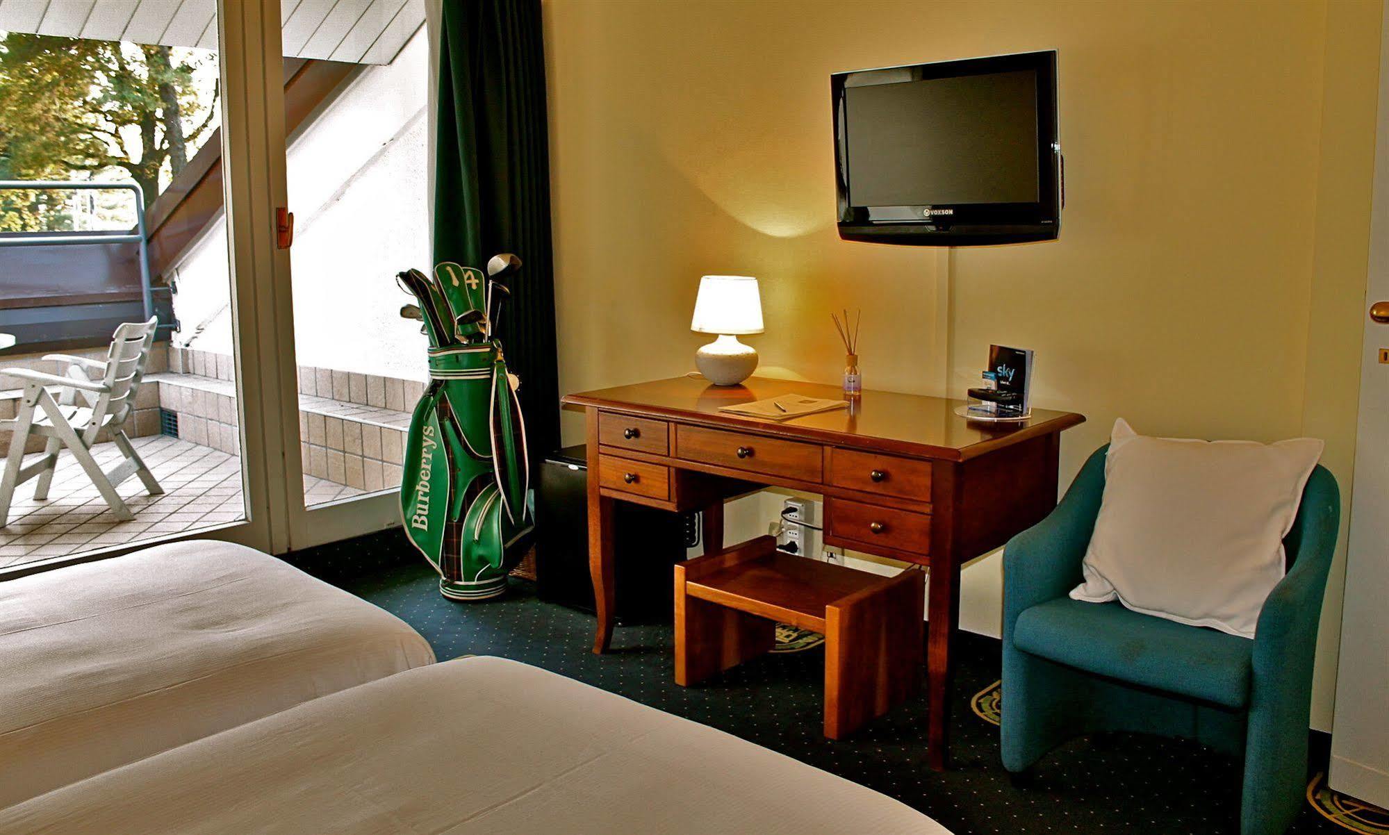 Golf Hotel La Pinetina Appiano Gentile Exterior photo
